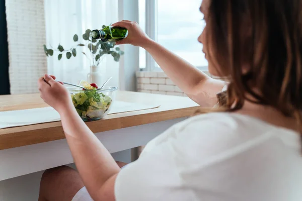 Evdeki Genç Bir Kadının Yaşam Tarzı Kadın Mutfakta Salata Hazırlıyor — Stok fotoğraf