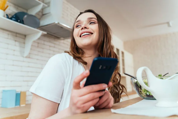 Momentos Estilo Vida Uma Jovem Casa Mulher Preparando Uma Salada — Fotografia de Stock