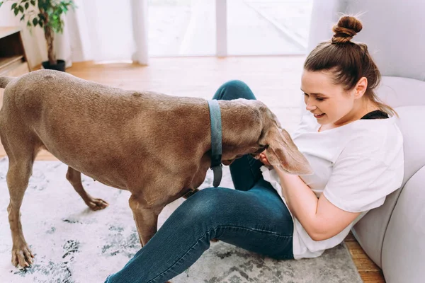 Lifestyle Moments Young Woman Home Woman Playing Her Dog Living — Stock Photo, Image