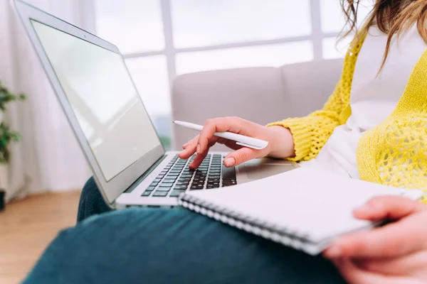 Levensmomenten Van Een Jonge Vrouw Thuis Vrouw Die Thuis Werkt — Stockfoto