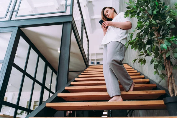 Levensmomenten Van Een Jonge Vrouw Thuis Vrouw Die Tijd Doorbrengt — Stockfoto