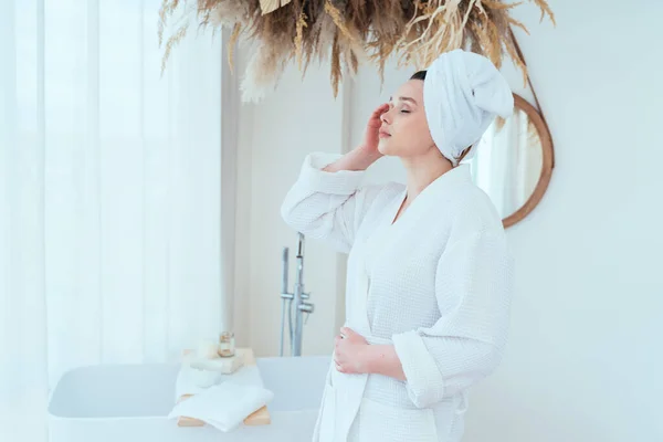 Lifestyle Moments Young Woman Home Woman Spending Time Bathroom Taking — Stock Photo, Image