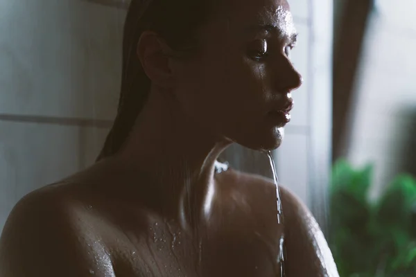 Chwile Życia Młodej Kobiety Domu Kobieta Bierze Rano Prysznic — Zdjęcie stockowe