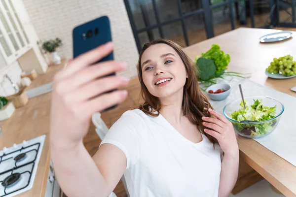 Momentos Estilo Vida Uma Jovem Casa Mulher Preparando Uma Salada — Fotografia de Stock