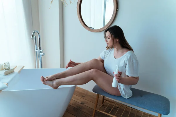 Momenti Vita Una Giovane Donna Casa Donna Trascorrere Del Tempo — Foto Stock