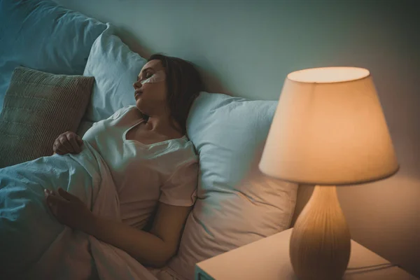 家にいる若い女性のライフスタイルの瞬間 ベッドで寝てる女 — ストック写真