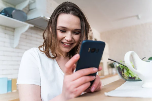 Momentos Estilo Vida Uma Jovem Casa Mulher Preparando Uma Salada — Fotografia de Stock