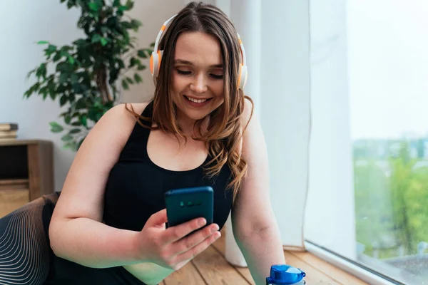 Levensmomenten Van Een Jonge Vrouw Thuis Vrouw Maakt Sport Oefeningen — Stockfoto