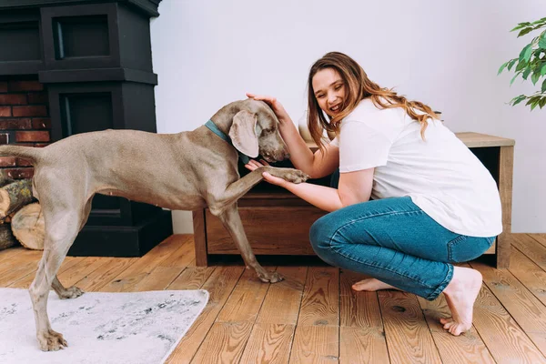 Lifestyle Momente Einer Jungen Frau Hause Frau Spielt Mit Hund — Stockfoto