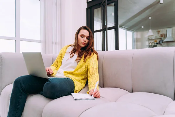 Levensmomenten Van Een Jonge Vrouw Thuis Vrouw Die Thuis Werkt — Stockfoto