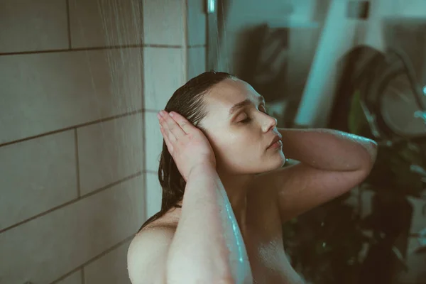 Momentos Vida Uma Jovem Mulher Casa Mulher Tomando Banho Manhã — Fotografia de Stock