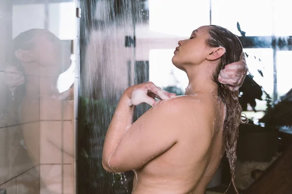 Chwile Życia Młodej Kobiety Domu Kobieta Bierze Rano Prysznic — Zdjęcie stockowe