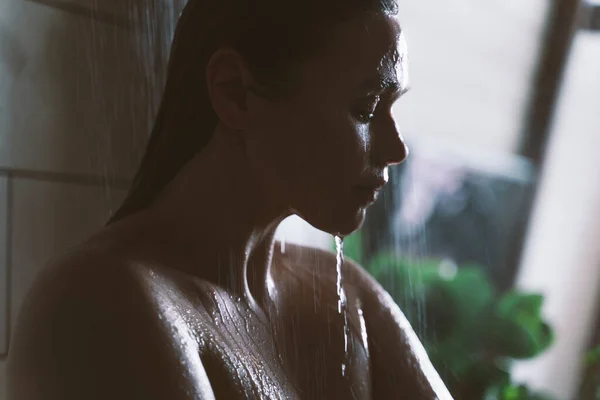 Momentos Vida Uma Jovem Mulher Casa Mulher Tomando Banho Manhã — Fotografia de Stock