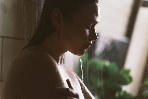 Momentos Vida Uma Jovem Mulher Casa Mulher Tomando Banho Manhã — Fotografia de Stock