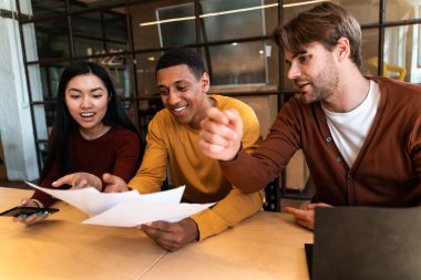 Ofiste bir iş ekibi kurun. Çalışanlar yeni bir proje üzerinde çalışıyorlar