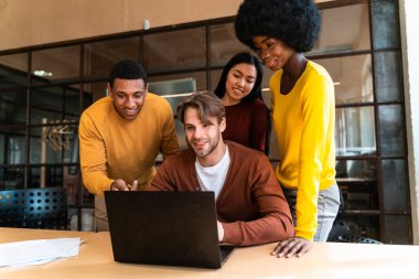 Ofiste bir iş ekibi kurun. Çalışanlar yeni bir proje üzerinde çalışıyorlar