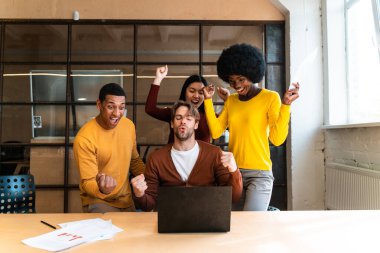 Ofiste bir iş ekibi kurun. Çalışanlar yeni bir proje üzerinde çalışıyorlar