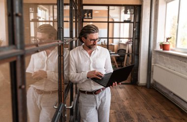 kıdemli girişimci portresi. Şirketinde çalışan yakışıklı bir iş adamı.