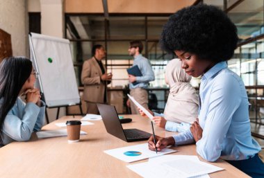 Ofiste bir iş ekibi kurun. Konferans odasında yeni bir proje üzerinde çalışan çok ırklı bir grup.