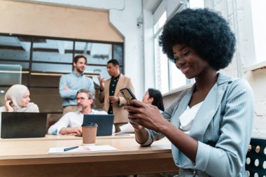 Ofiste bir iş ekibi kurun. Konferans odasında yeni bir proje üzerinde çalışan çok ırklı bir grup.