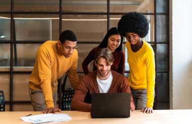 Ofiste bir iş ekibi kurun. Çalışanlar yeni bir proje üzerinde çalışıyorlar