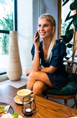 Güzel iş kadınları öğle yemeği yemek için bir kafede mola veriyorlar.