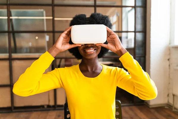 Krásná Mladá Žena Afro Účes Pracuje Kanceláři — Stock fotografie