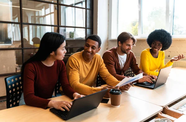 Starta Ett Affärsteam Kontoret Anställda Som Arbetar Med Ett Nytt — Stockfoto