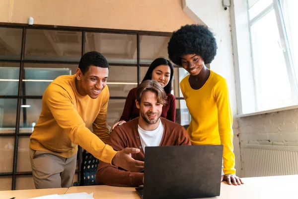 Ofiste bir iş ekibi kurun. Çalışanlar yeni bir proje üzerinde çalışıyorlar