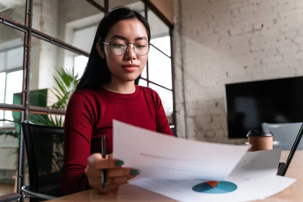 Mulher Bonita Que Trabalha Escritório Computador Portátil — Fotografia de Stock