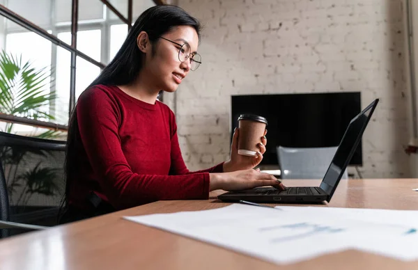 Mulher Bonita Que Trabalha Escritório Computador Portátil — Fotografia de Stock