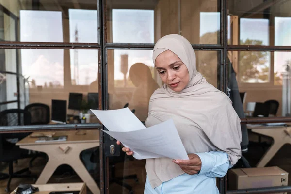 Bela Jovem Com Hijab Trabalhando Escritório — Fotografia de Stock