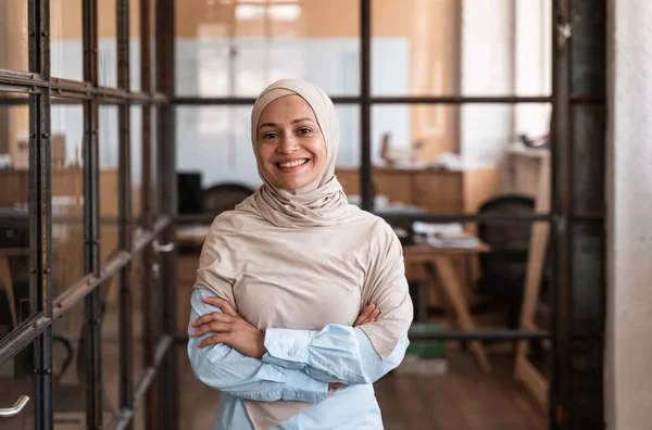 Bela Jovem Mulher Com Hijab Trabalhando Escritório — Fotografia de Stock