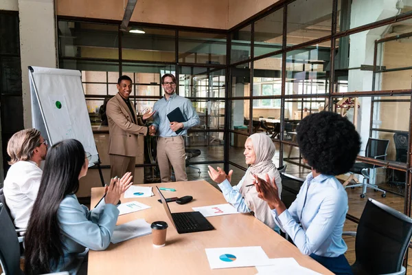 Démarrer Une Équipe Affaires Dans Bureau Groupe Multiethnique Travaillant Ensemble — Photo