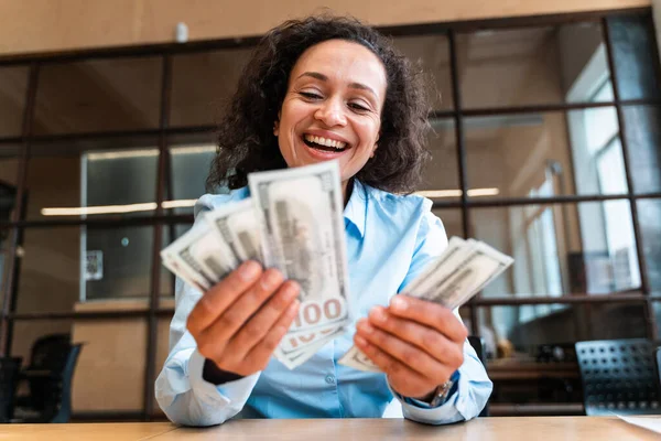 Woman Counting Bills Bank Office — Stock Photo, Image