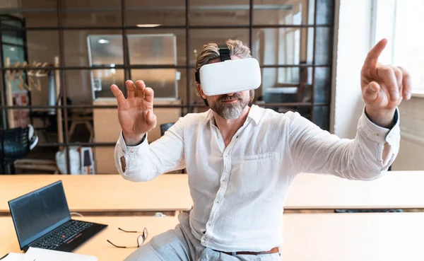 Senior Business Man Sitting His Office Using Mixed Reality Develop — Stock fotografie