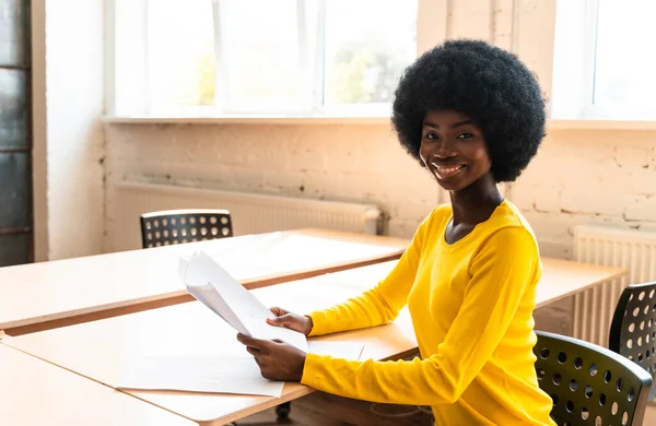 Hermosa Joven Con Corte Pelo Afro Trabajando Oficina — Foto de Stock