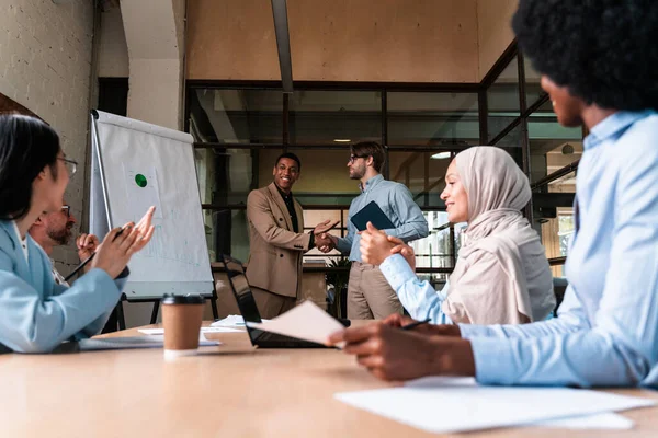 Start Het Business Team Kantoor Multi Etnische Groep Werkt Samen — Stockfoto