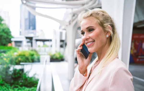 Havaalanındaki Güzel Kadını Seyahatine Çıkıyor Telefon Etmek Için Akıllı Telefon — Stok fotoğraf