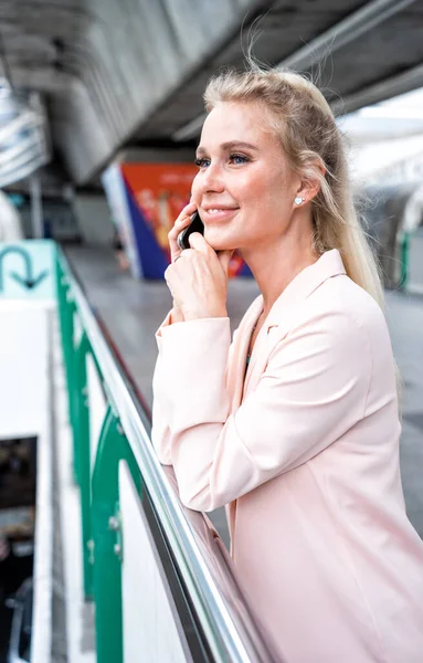 Piękna Bizneswoman Lotnisku Wyjeżdża Podróż Służbową Korzystanie Smartfona Rozmowy Telefonicznej — Zdjęcie stockowe