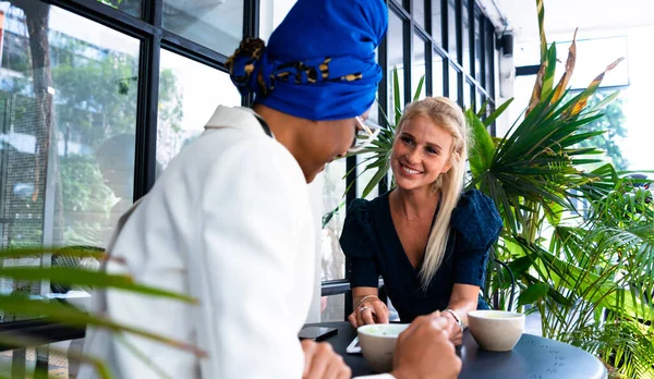 Mooie Zakenvrouwen Die Een Pauze Nemen Een Café Lunchen — Stockfoto