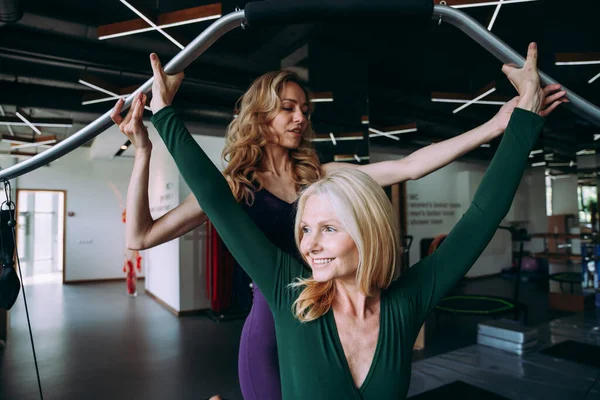 Idosa Fazendo Reabilitação Física Pilates Com Seu Treinador Centro Esportivo — Fotografia de Stock