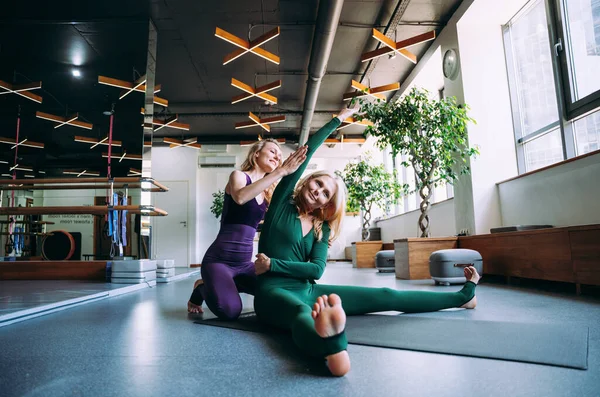 Wanita Senior Melakukan Rehabilation Phisycal Dan Pilates Dengan Pelatih Pusat — Stok Foto