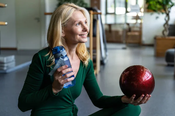 Senior Kvinna Gör Phisycal Rehabilitering Och Pilates Med Sin Tränare — Stockfoto