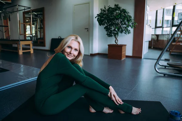 Son Sınıf Öğrencisi Kadın Spor Merkezinde Hocasıyla Fiziki Rehabilitasyon Pilates — Stok fotoğraf