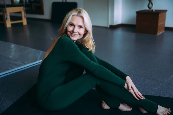 Mujer Mayor Haciendo Rehabilitación Física Pilates Con Entrenador Centro Deportivo — Foto de Stock