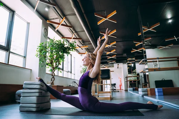 Ung Vacker Kvinna Gör Phisycal Rehabilitering Och Pilates Gymmet — Stockfoto