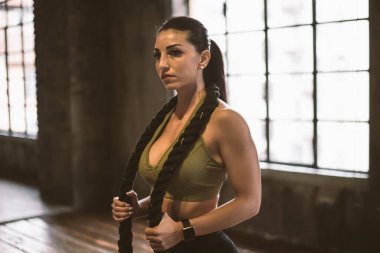 Güzel bir kadın antrenmanı ve spor salonunda egzersiz yapıyor.