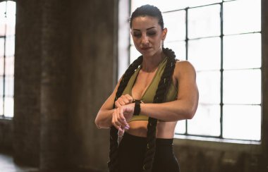 Güzel bir kadın antrenmanı ve spor salonunda egzersiz yapıyor.