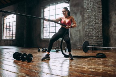 Güzel bir kadın antrenmanı ve spor salonunda egzersiz yapıyor.